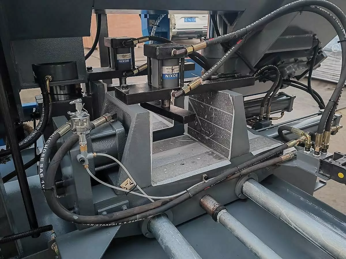 фото MetalTec BS 500 CA автоматический колонный ленточнопильный станок 